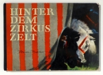 Hinter dem Zirkuszelt